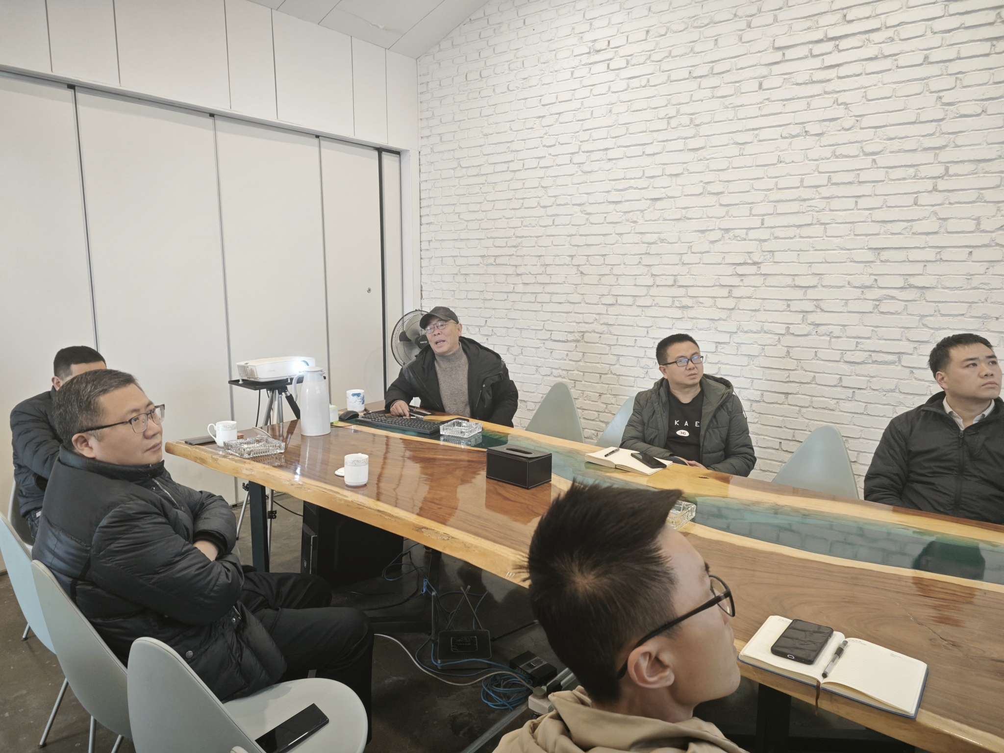 毛总为易总和李总讲解乡村振兴