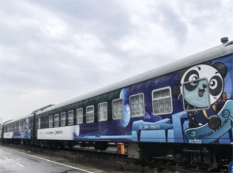 乘上“熊猫专列”，一起“躺游出行”