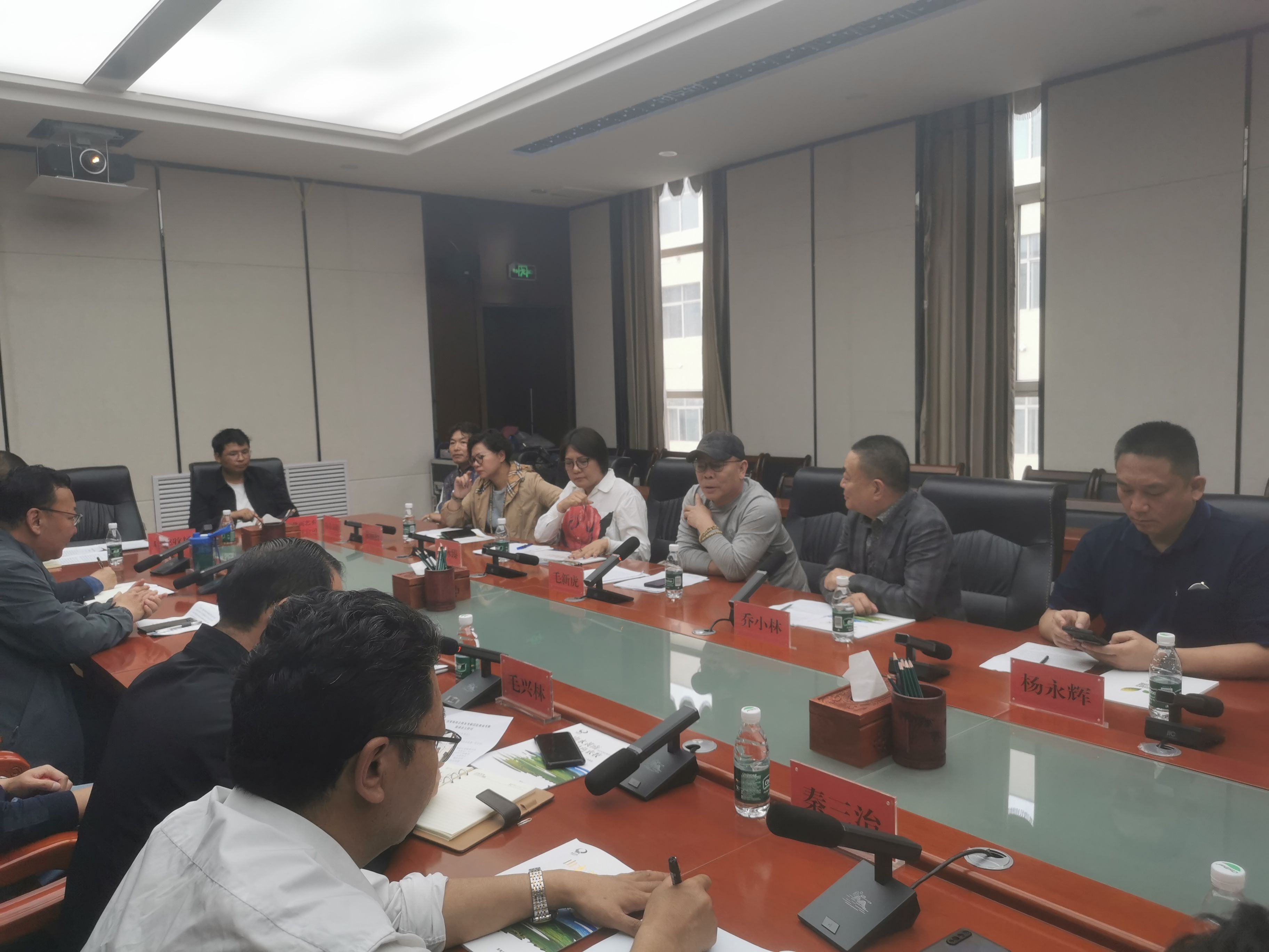 毛总考察青海省黄南州文旅项目并与州领导开展座谈会